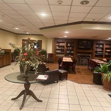 Econo Lodge Inn & Suites Norton Exteriör bild