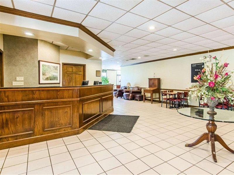 Econo Lodge Inn & Suites Norton Exteriör bild