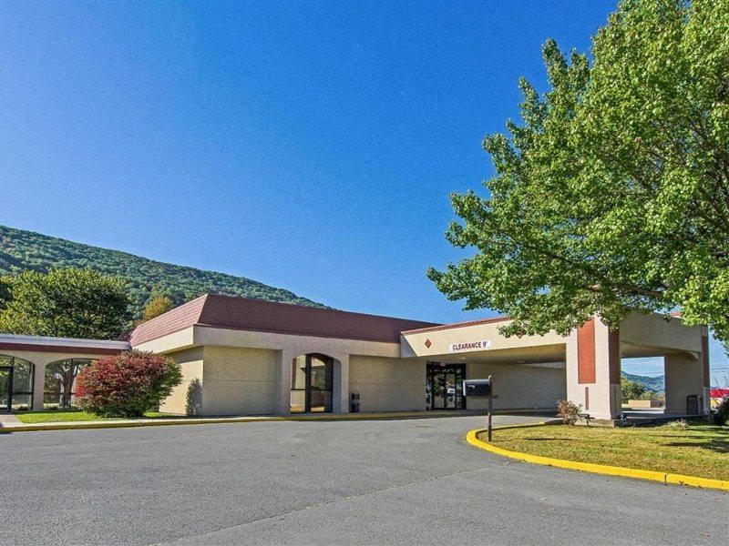 Econo Lodge Inn & Suites Norton Exteriör bild