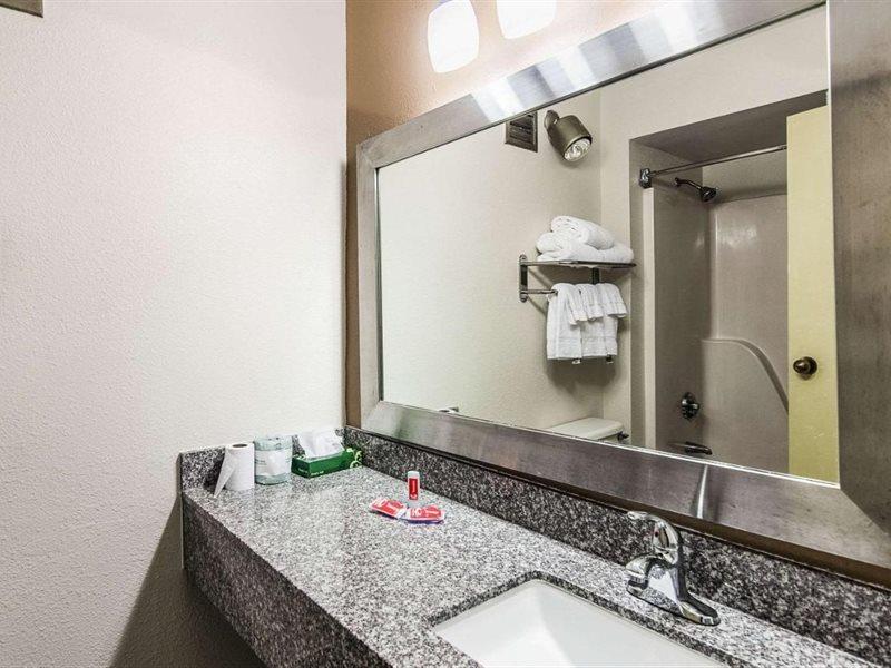 Econo Lodge Inn & Suites Norton Exteriör bild
