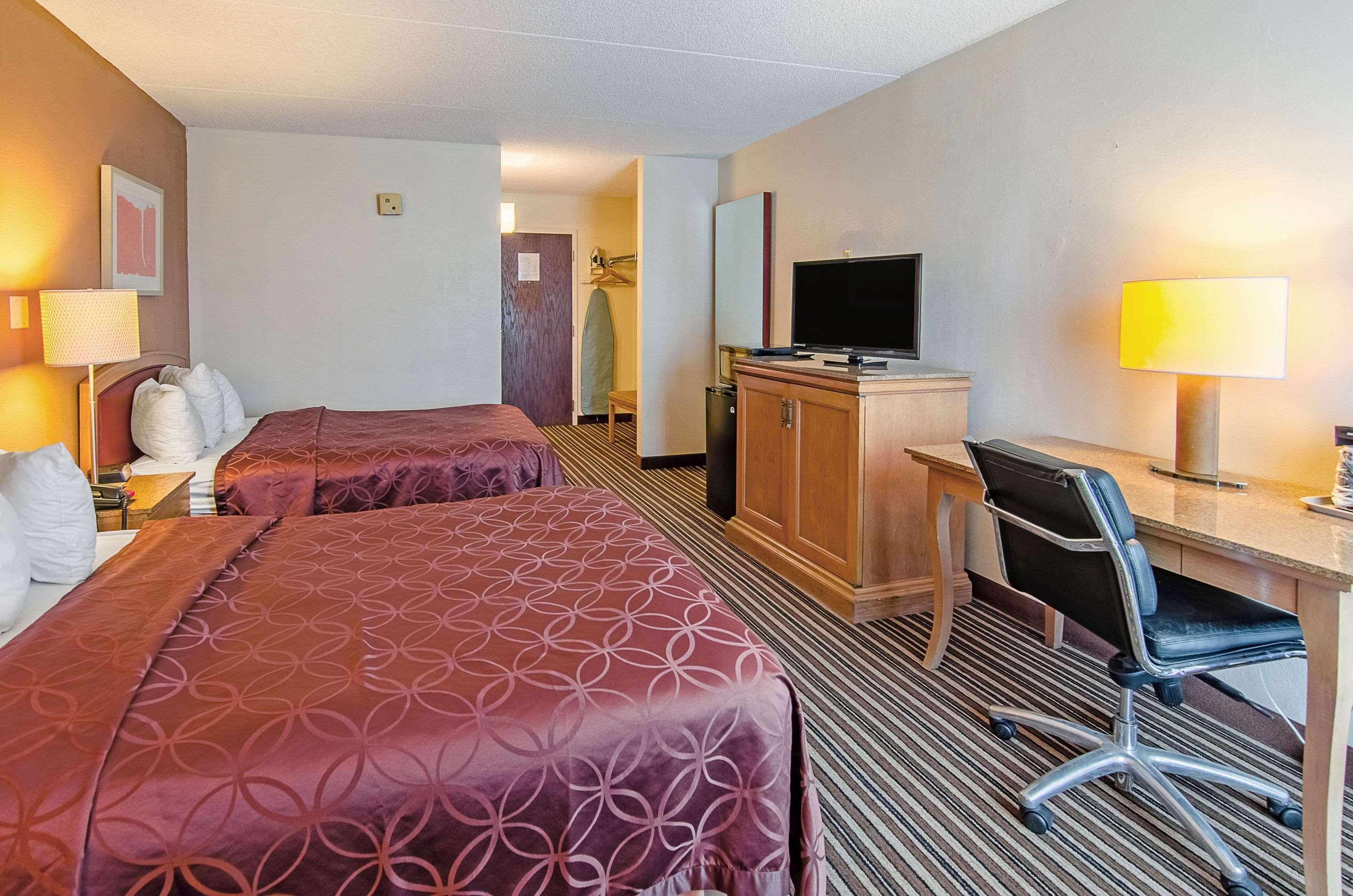 Econo Lodge Inn & Suites Norton Exteriör bild