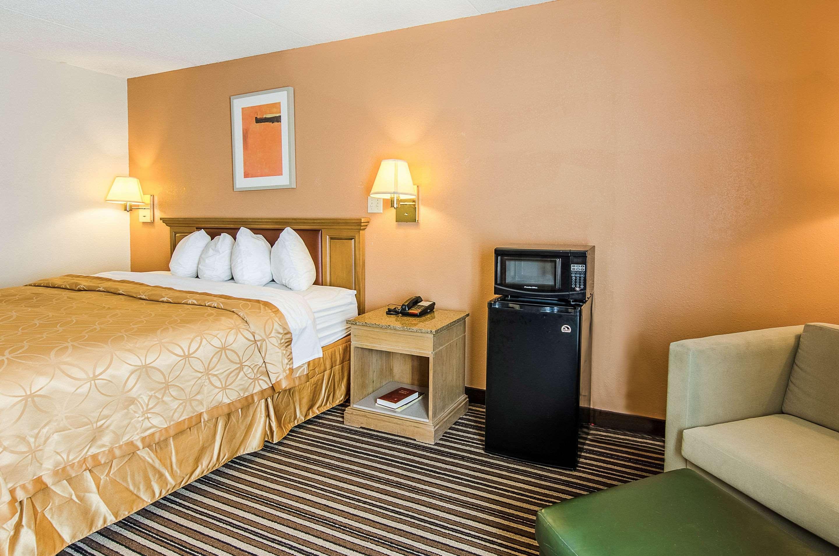 Econo Lodge Inn & Suites Norton Exteriör bild