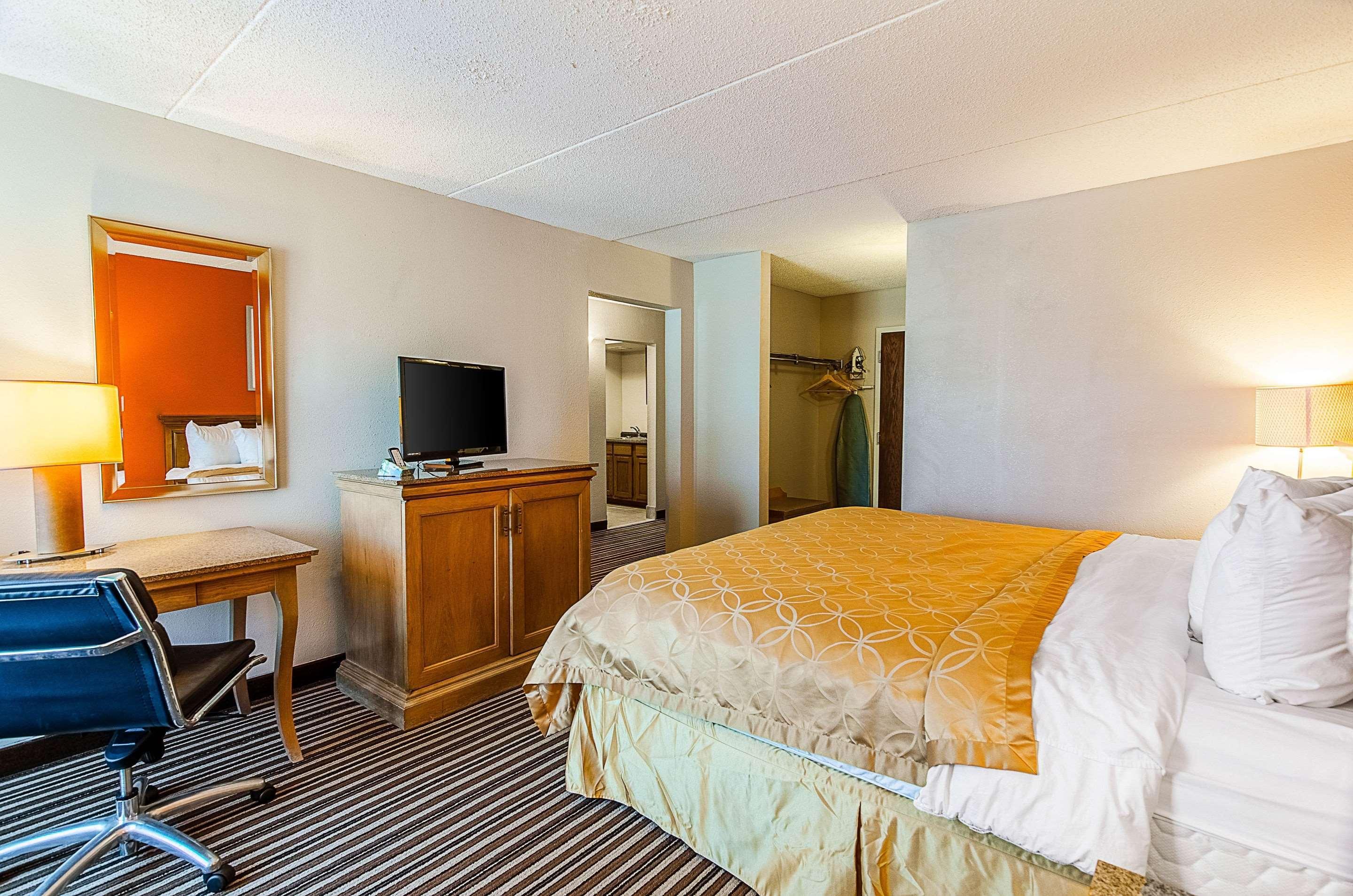 Econo Lodge Inn & Suites Norton Exteriör bild