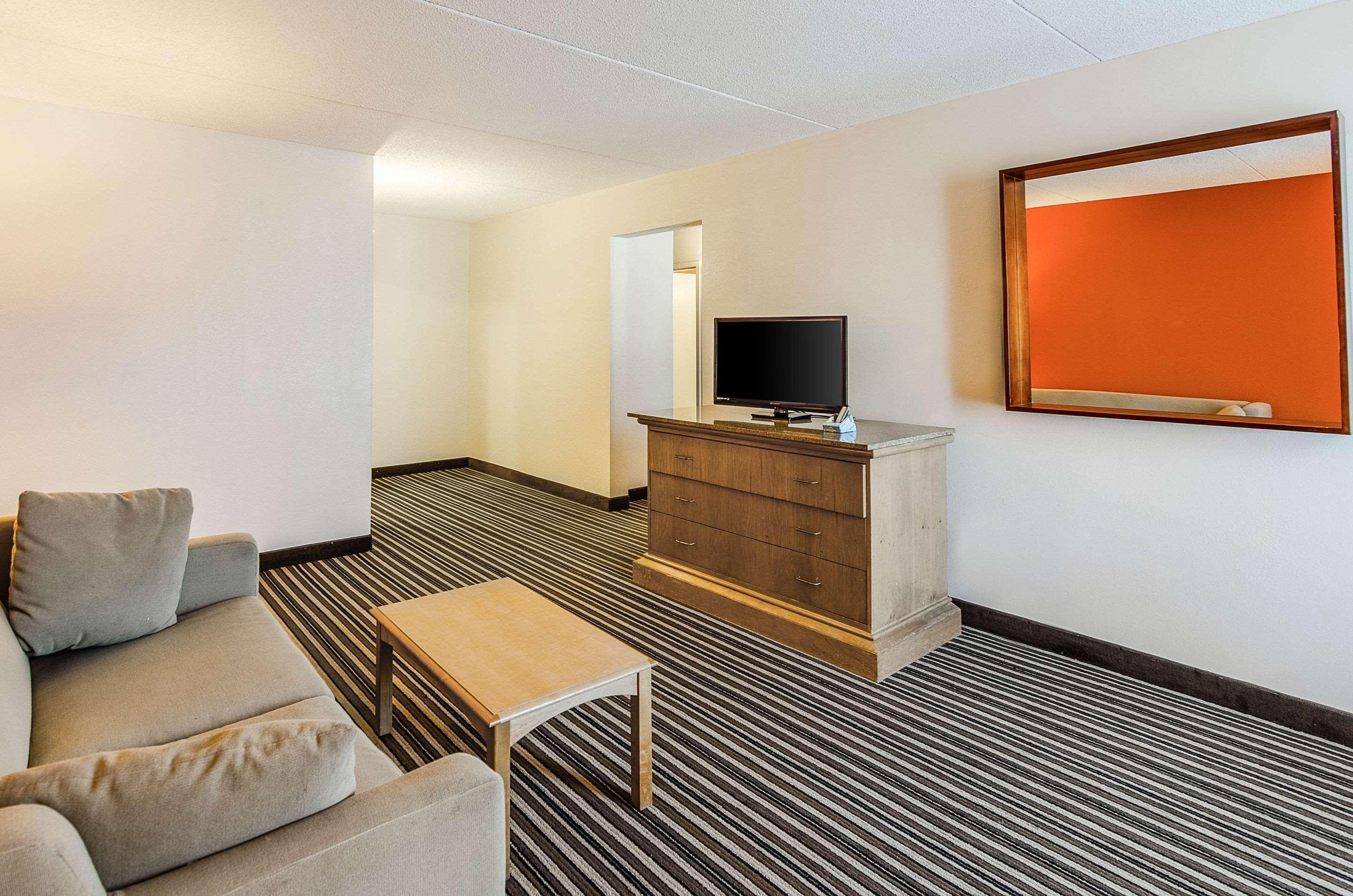 Econo Lodge Inn & Suites Norton Exteriör bild