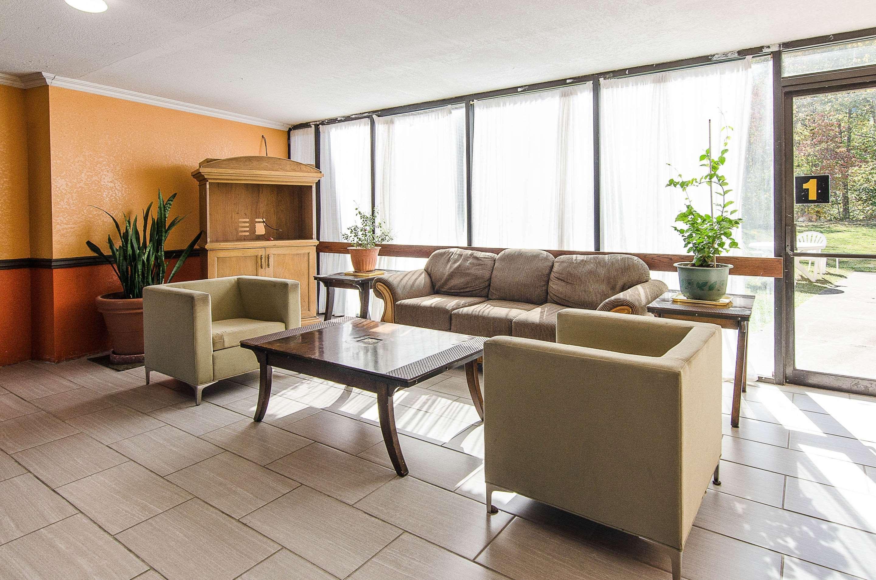 Econo Lodge Inn & Suites Norton Exteriör bild