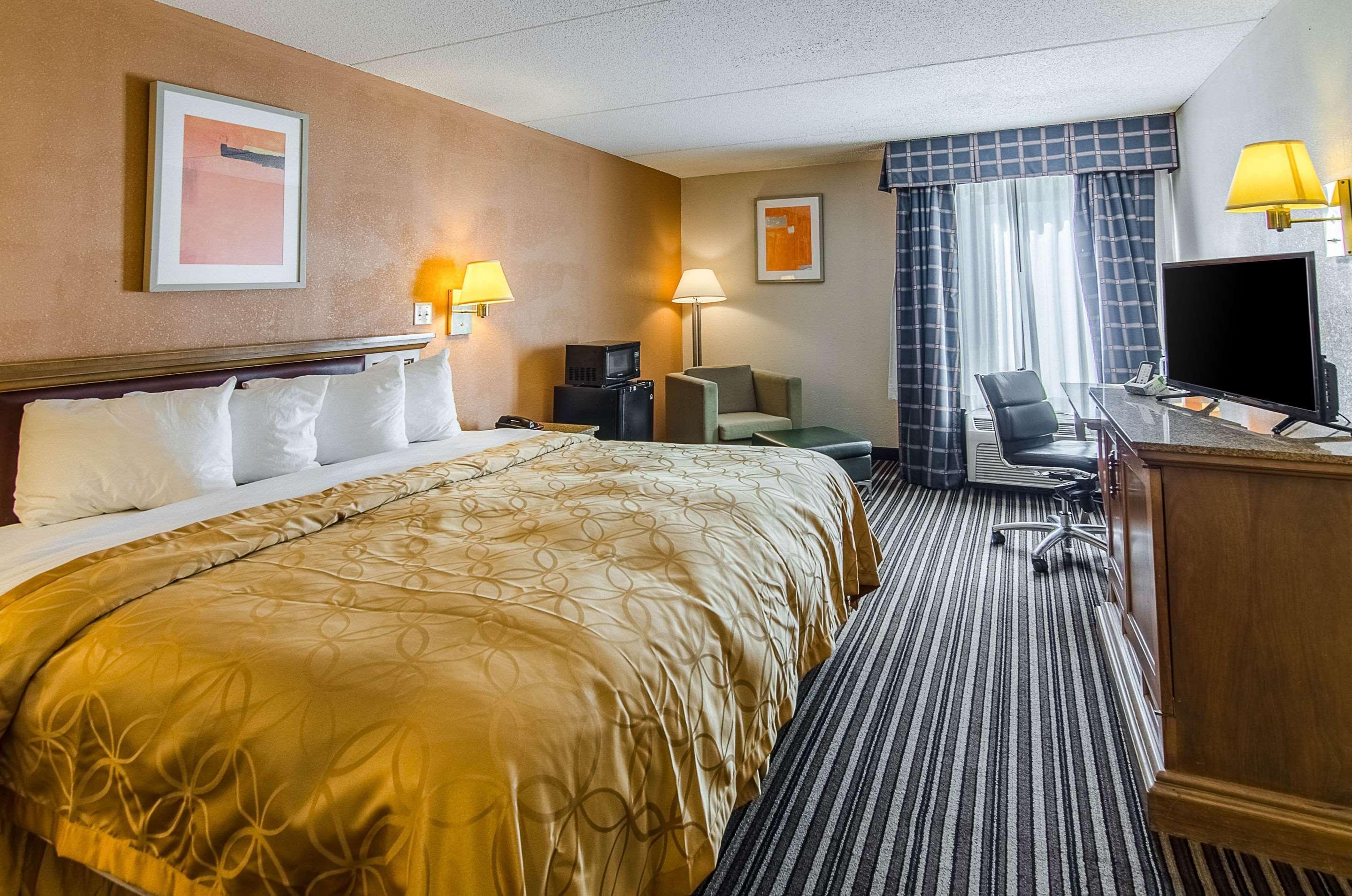 Econo Lodge Inn & Suites Norton Exteriör bild