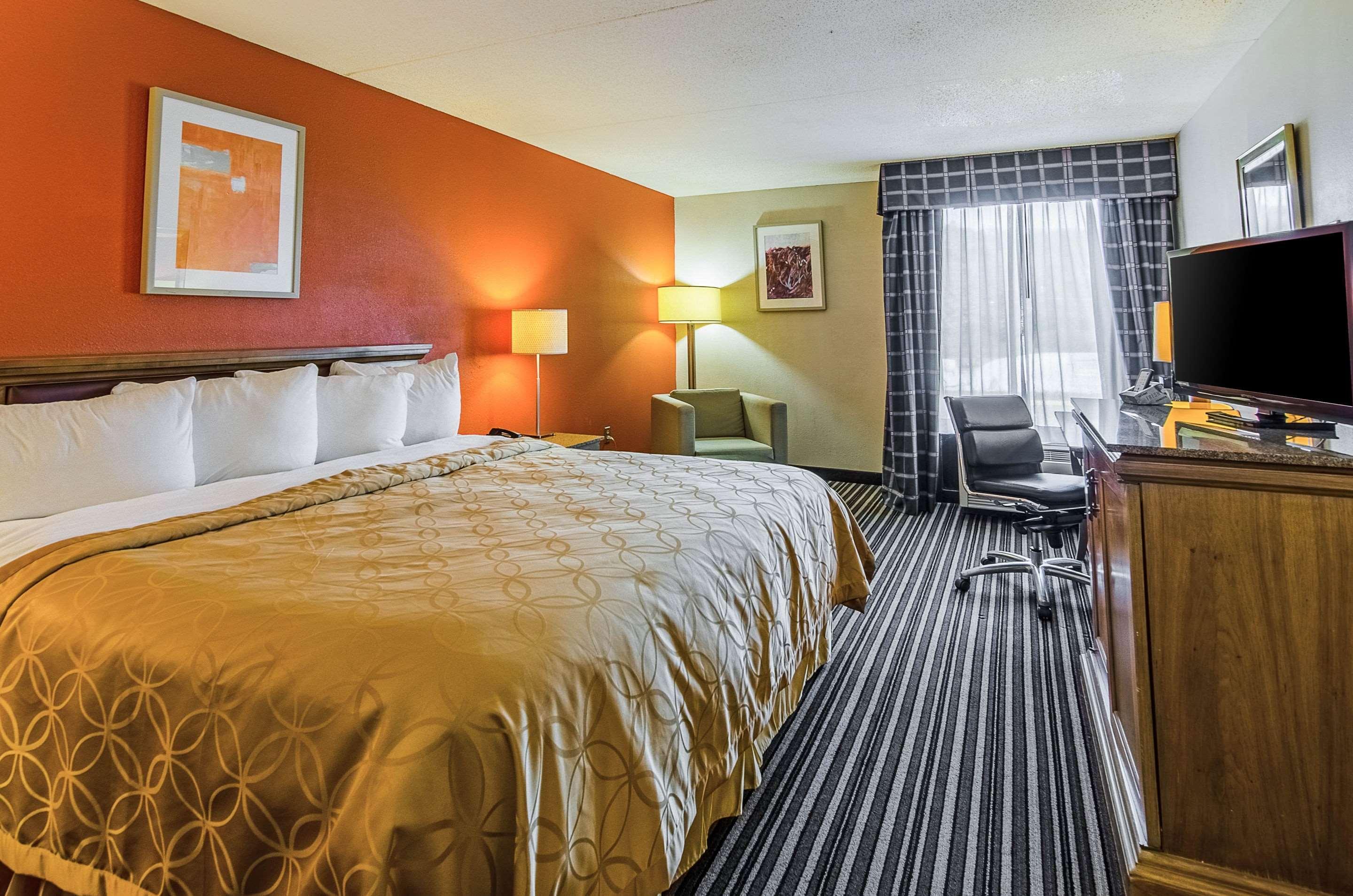 Econo Lodge Inn & Suites Norton Exteriör bild