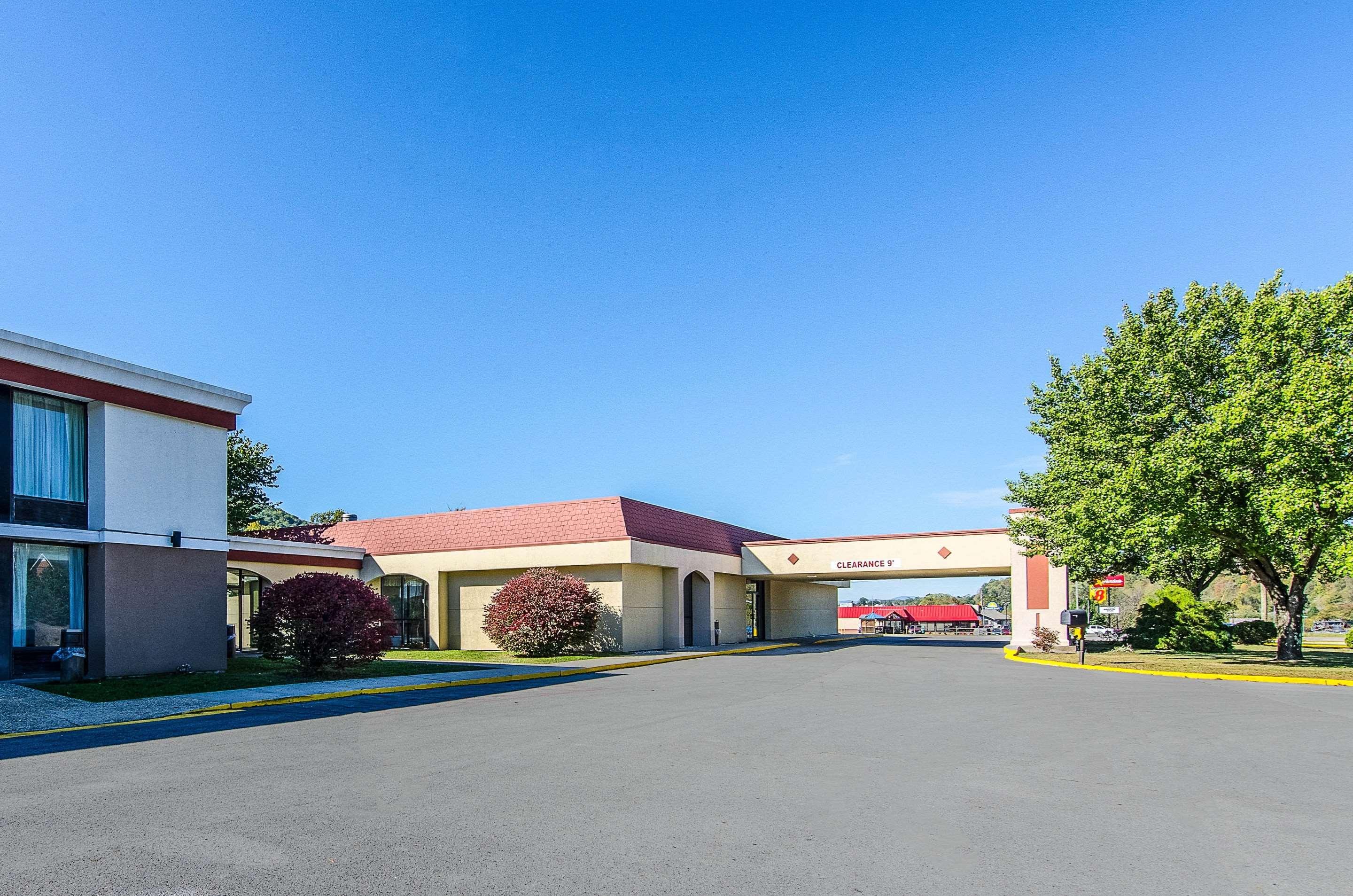 Econo Lodge Inn & Suites Norton Exteriör bild