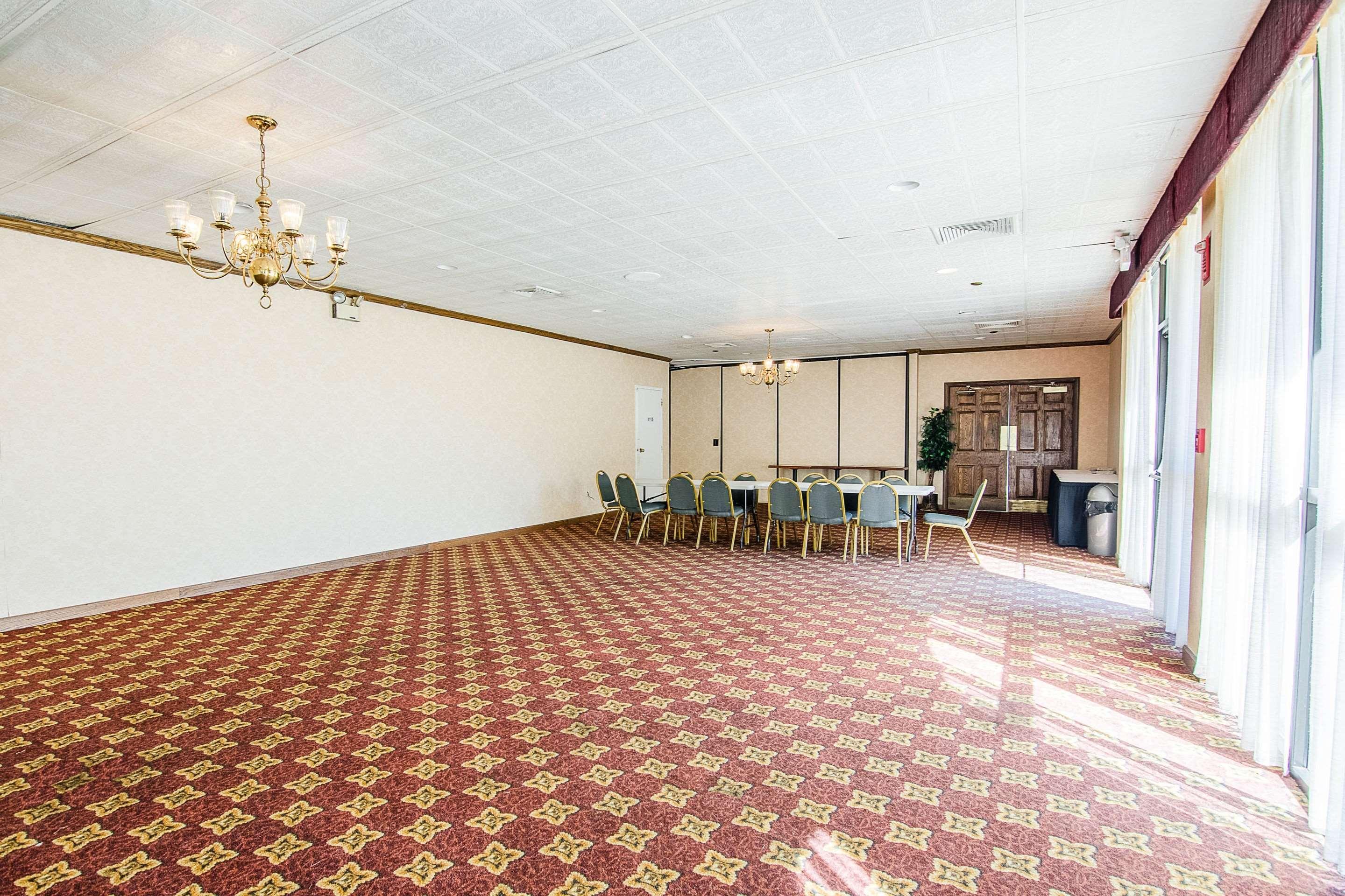 Econo Lodge Inn & Suites Norton Exteriör bild