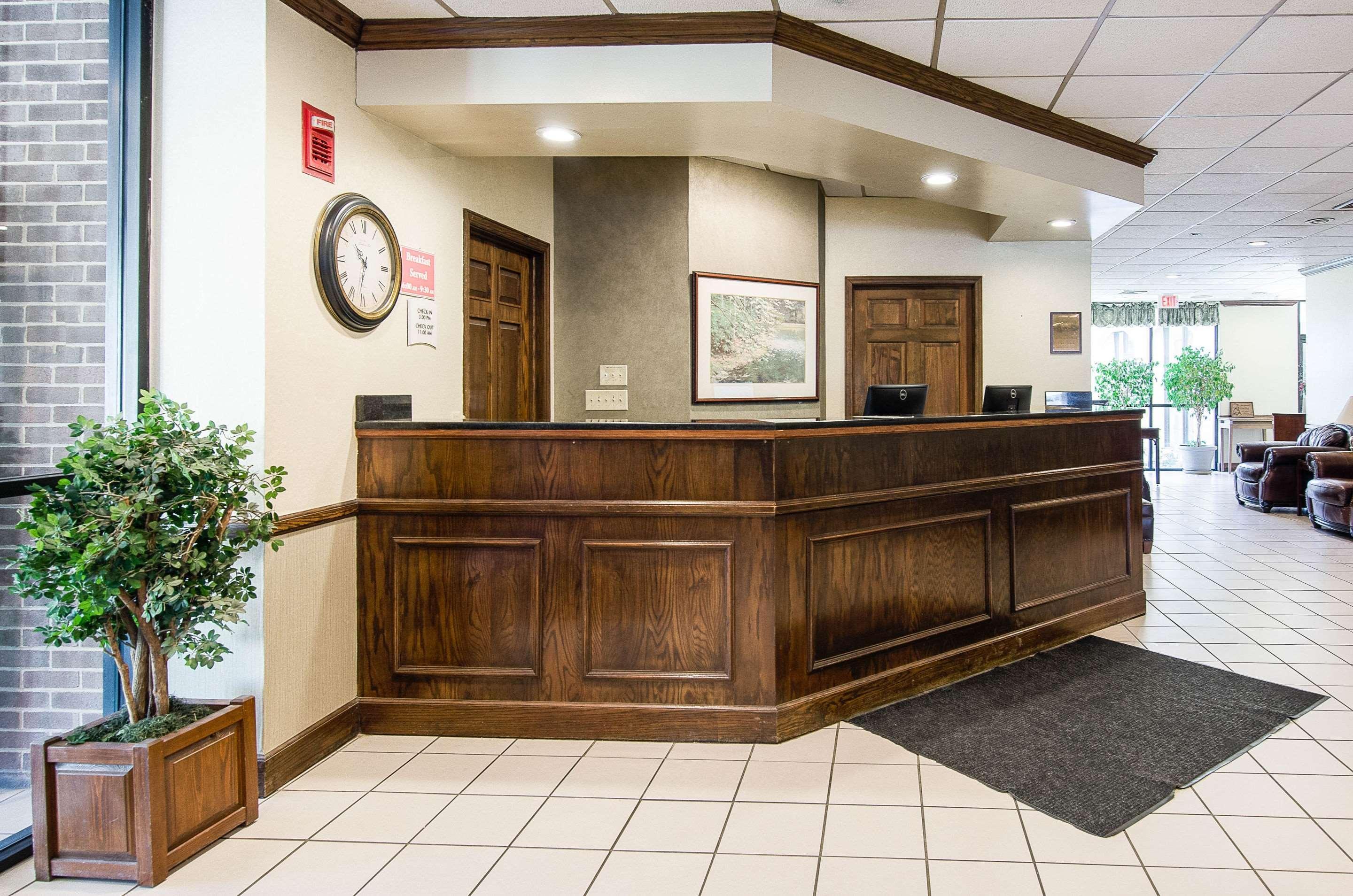 Econo Lodge Inn & Suites Norton Exteriör bild