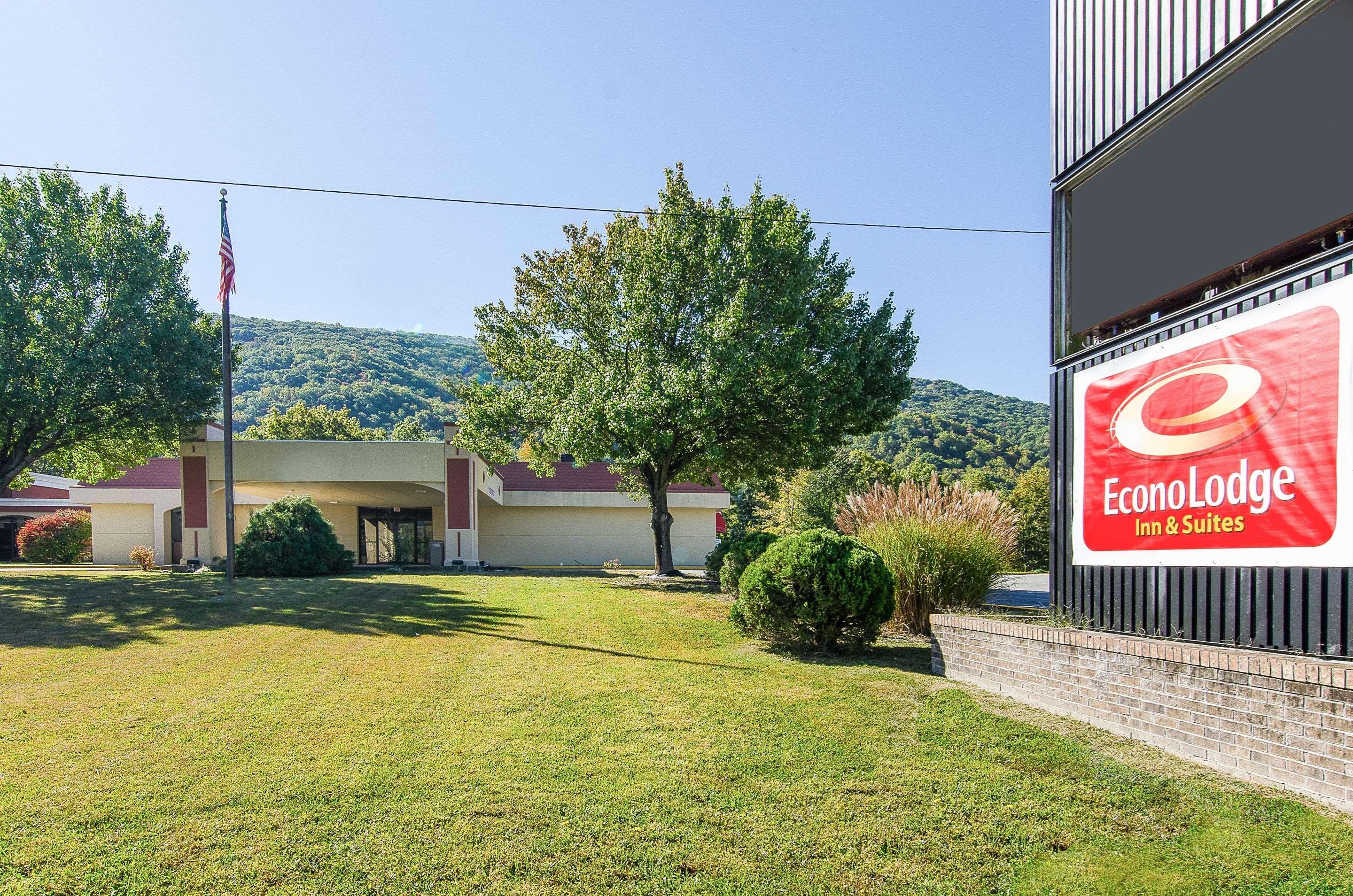 Econo Lodge Inn & Suites Norton Exteriör bild