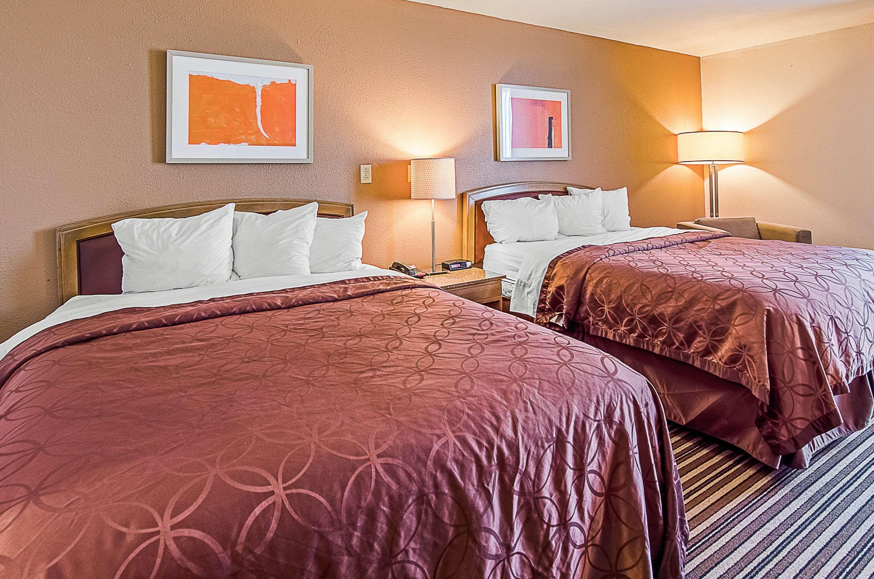 Econo Lodge Inn & Suites Norton Exteriör bild