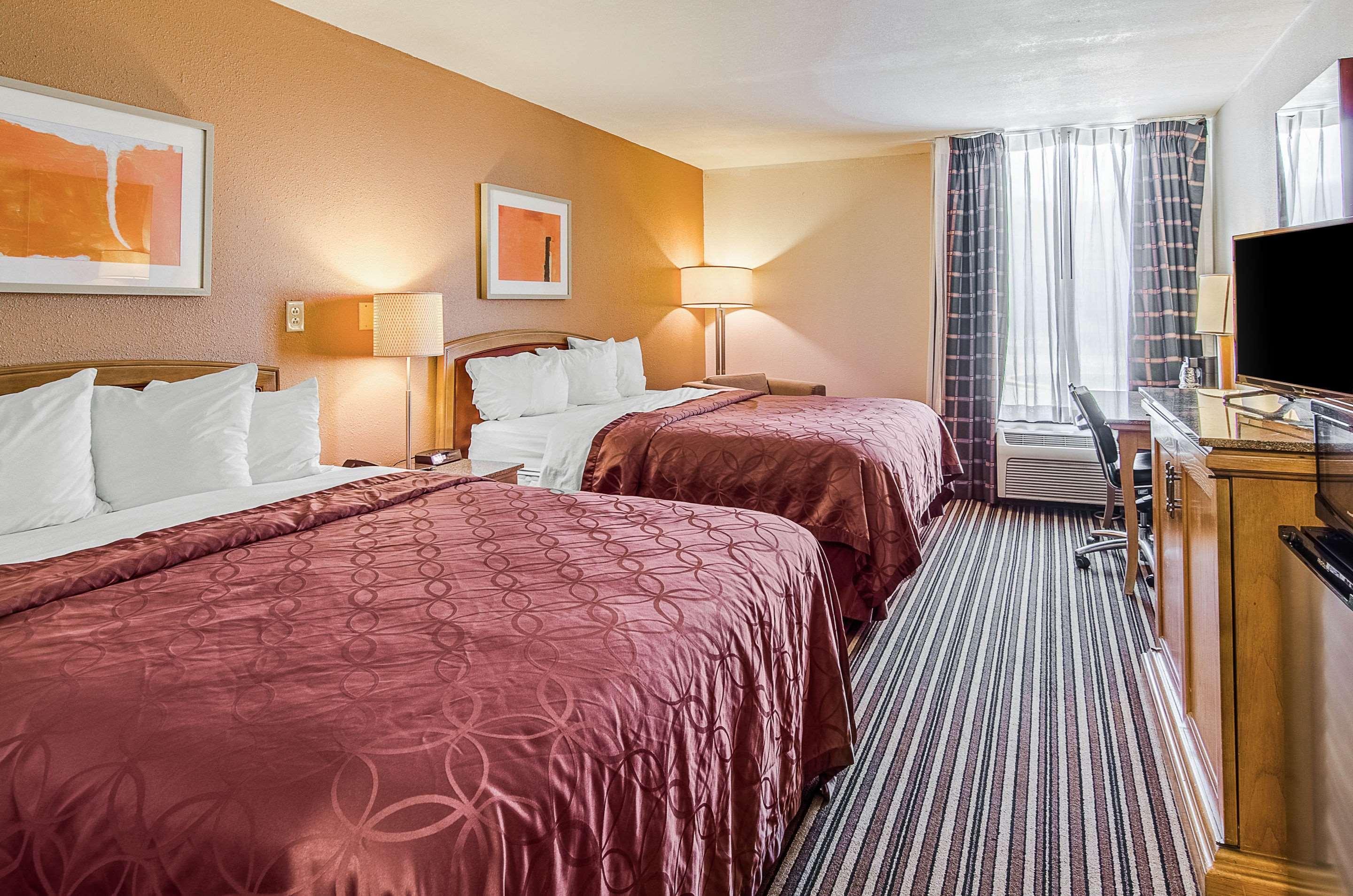 Econo Lodge Inn & Suites Norton Exteriör bild