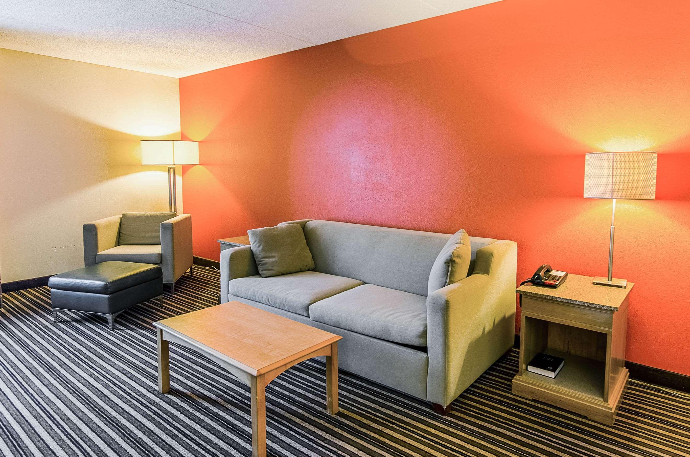 Econo Lodge Inn & Suites Norton Exteriör bild