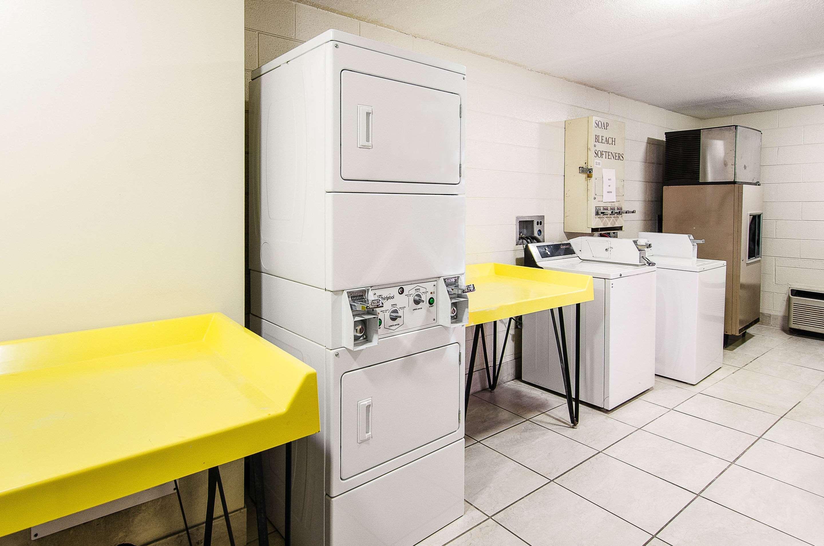 Econo Lodge Inn & Suites Norton Exteriör bild