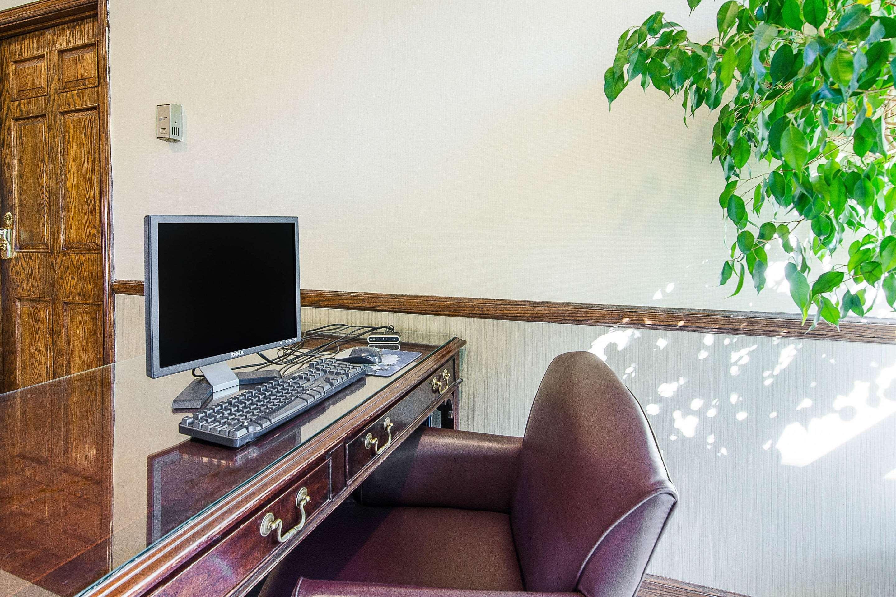 Econo Lodge Inn & Suites Norton Exteriör bild