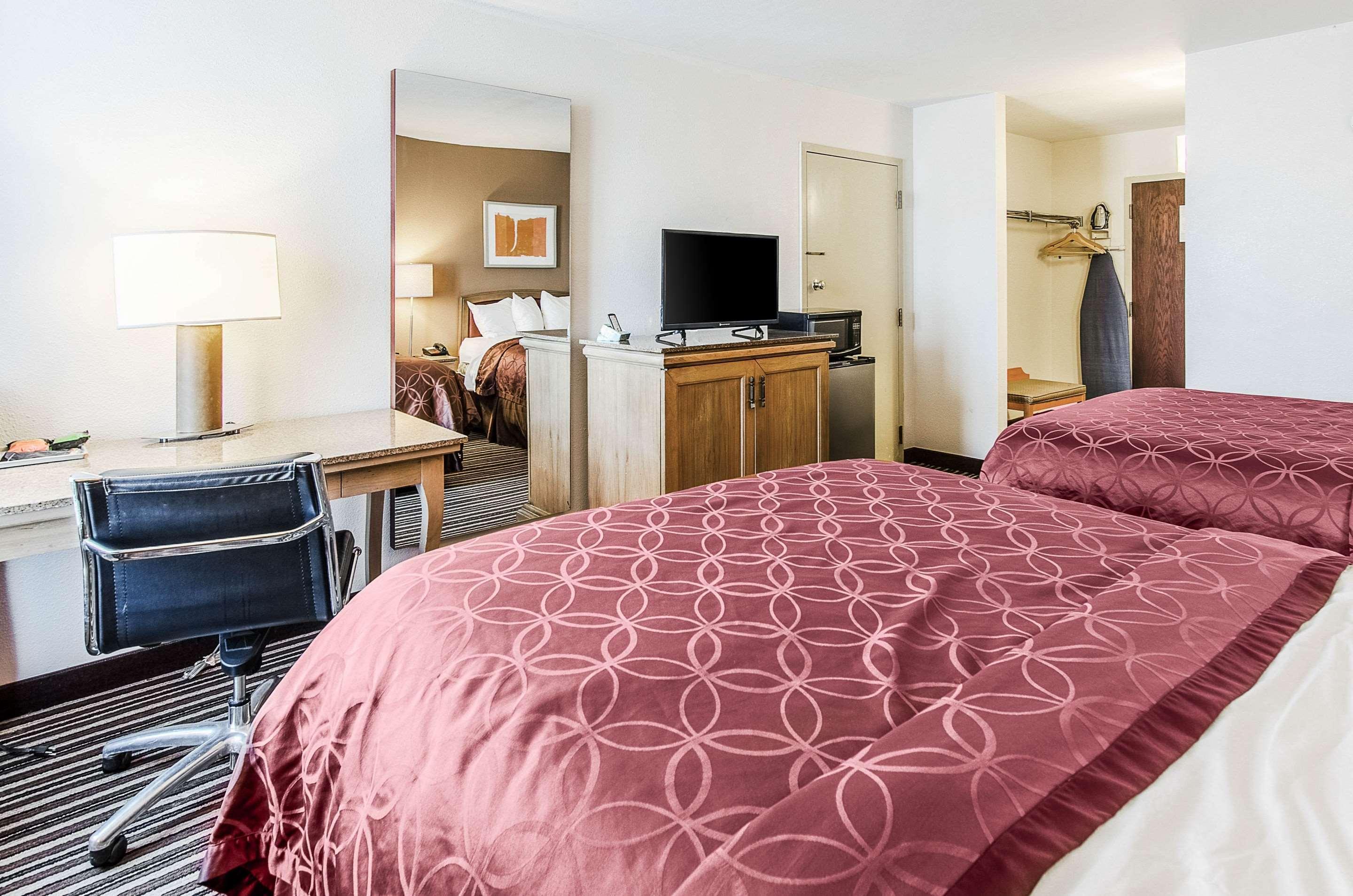 Econo Lodge Inn & Suites Norton Exteriör bild