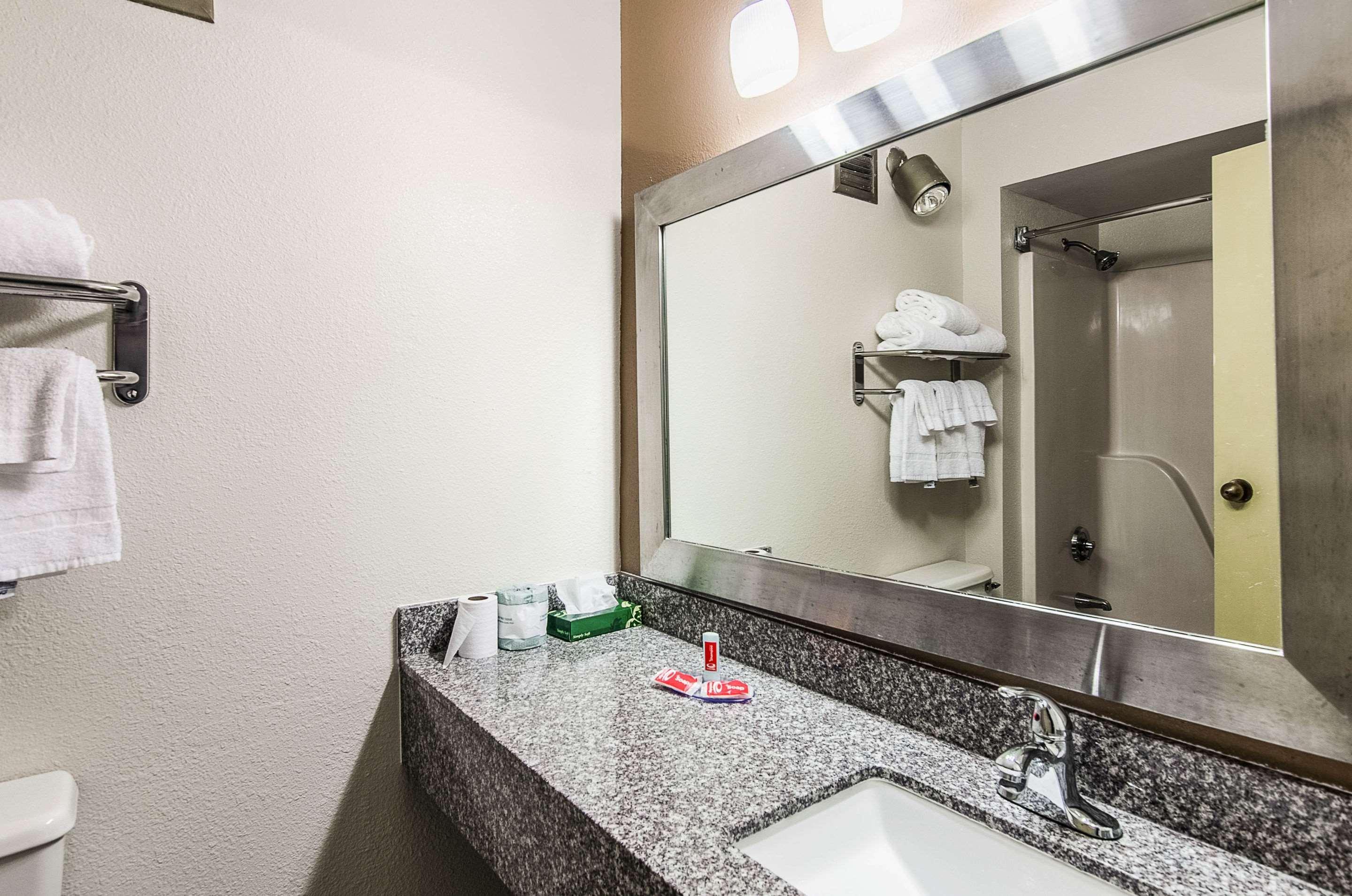 Econo Lodge Inn & Suites Norton Exteriör bild