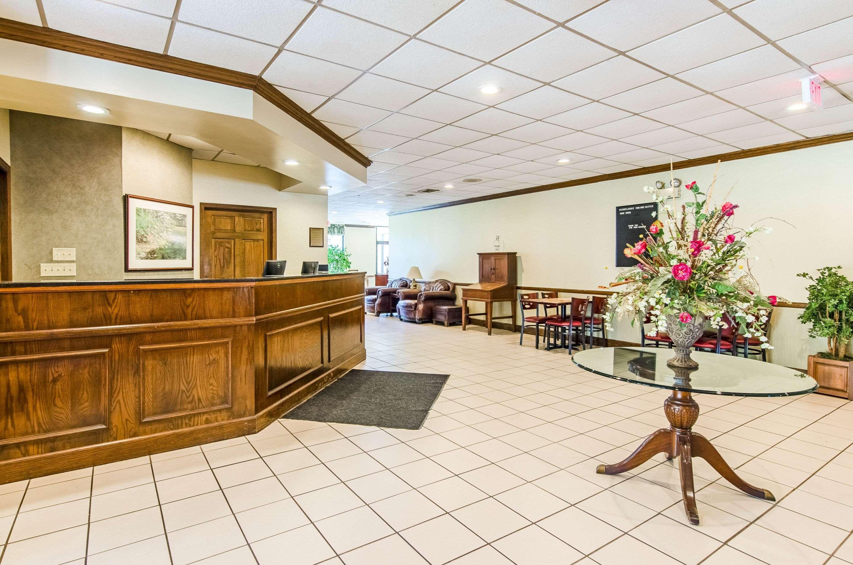 Econo Lodge Inn & Suites Norton Exteriör bild