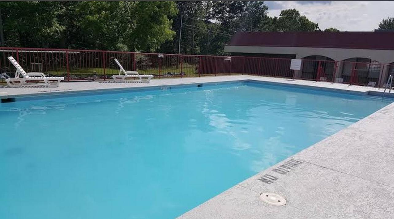 Econo Lodge Inn & Suites Norton Exteriör bild