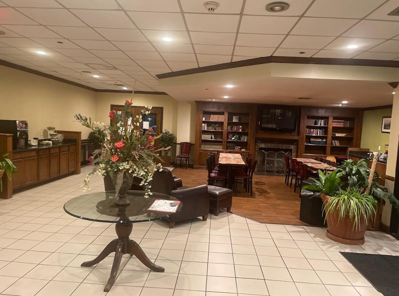 Econo Lodge Inn & Suites Norton Exteriör bild
