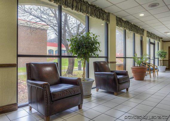 Econo Lodge Inn & Suites Norton Exteriör bild