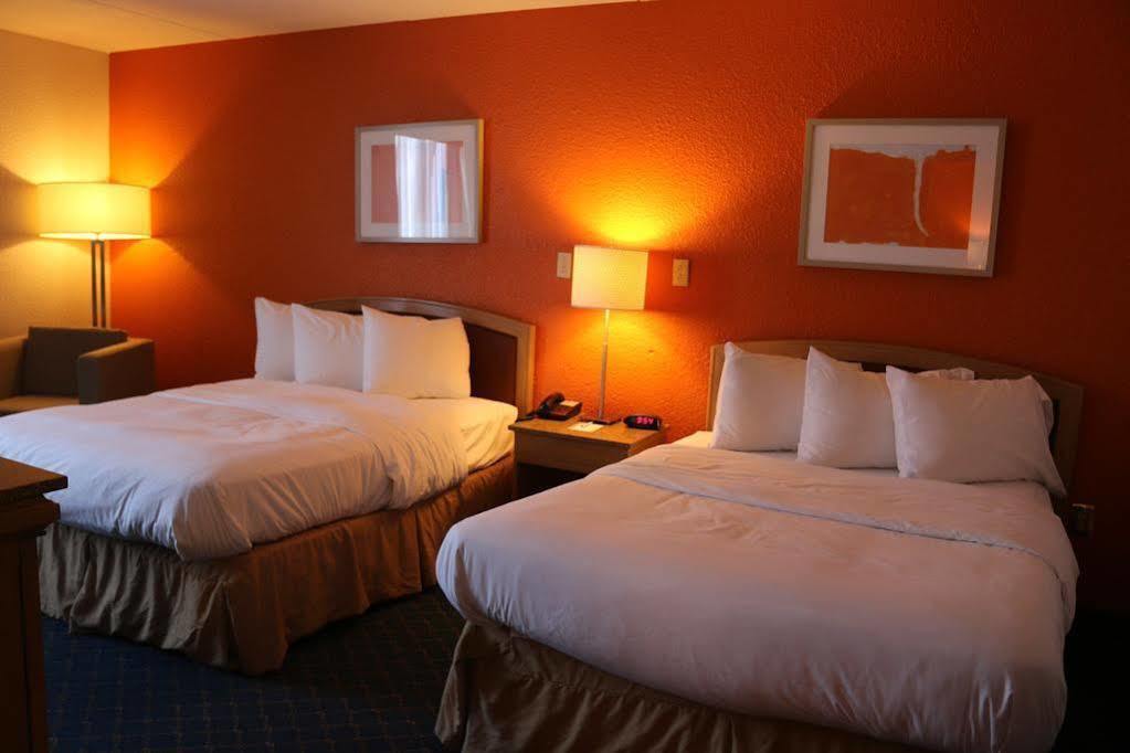 Econo Lodge Inn & Suites Norton Exteriör bild