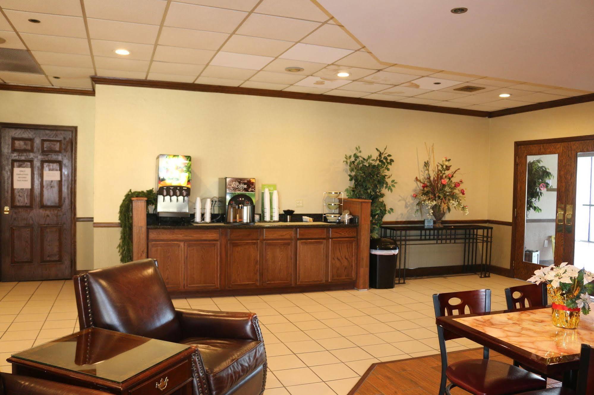 Econo Lodge Inn & Suites Norton Exteriör bild