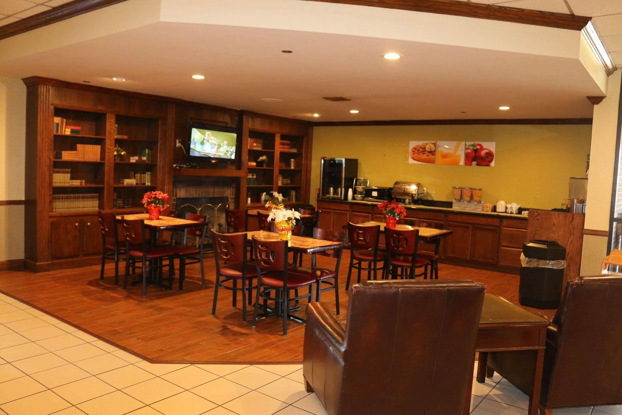 Econo Lodge Inn & Suites Norton Exteriör bild