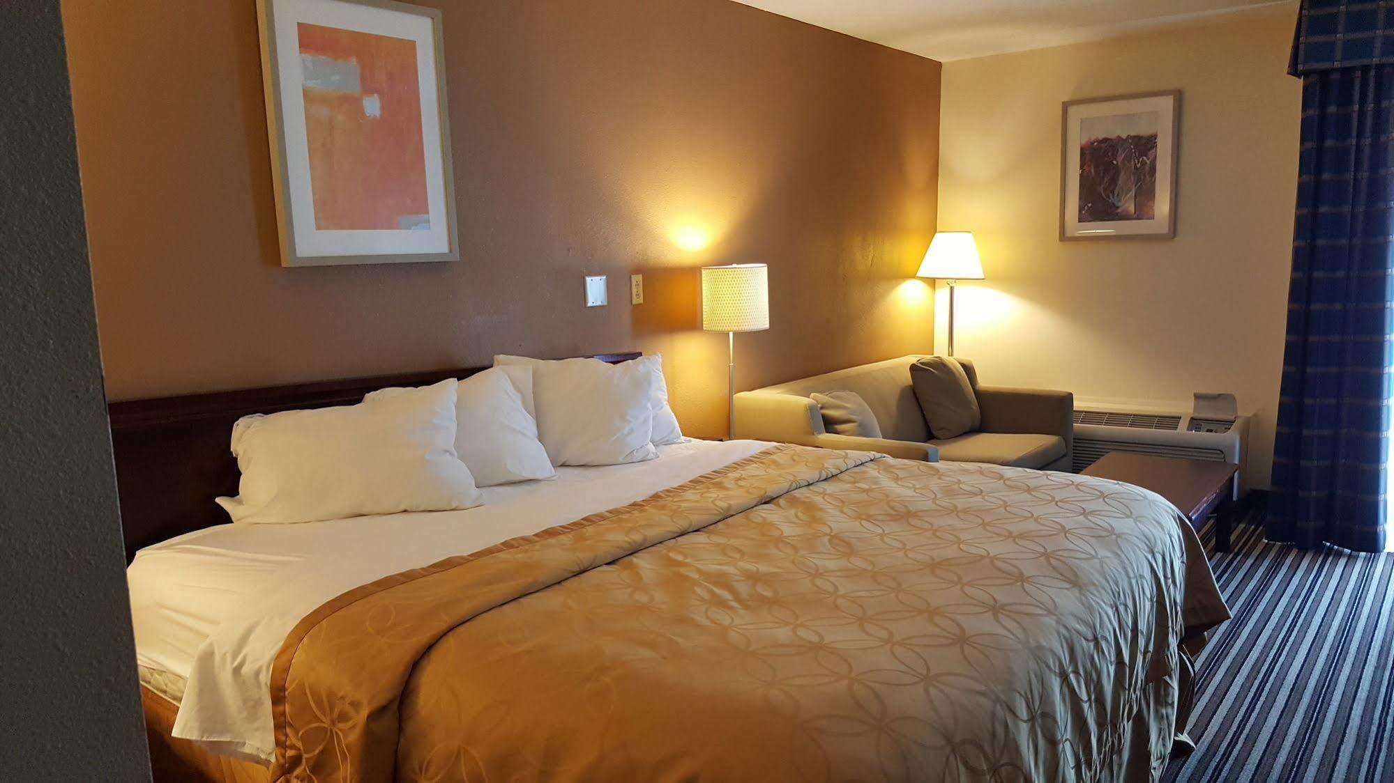Econo Lodge Inn & Suites Norton Exteriör bild