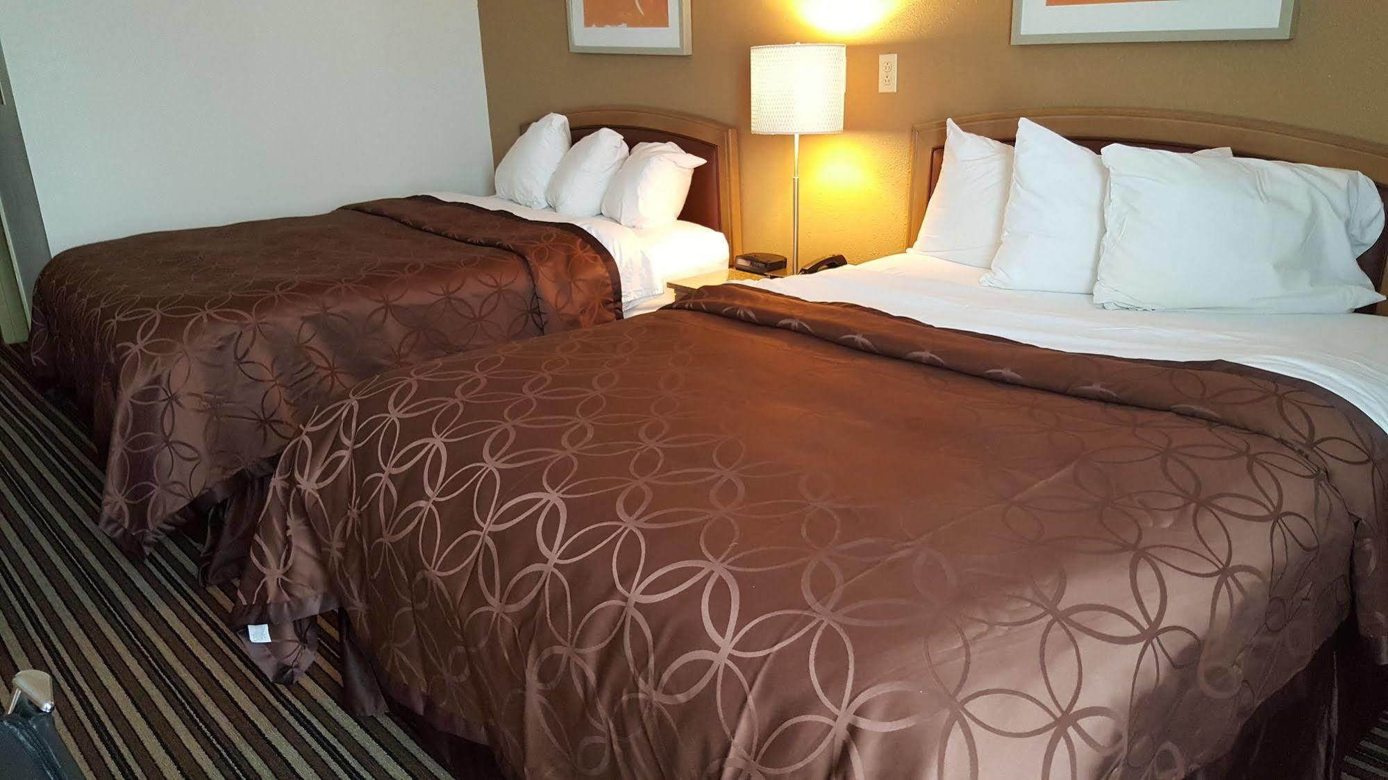 Econo Lodge Inn & Suites Norton Exteriör bild