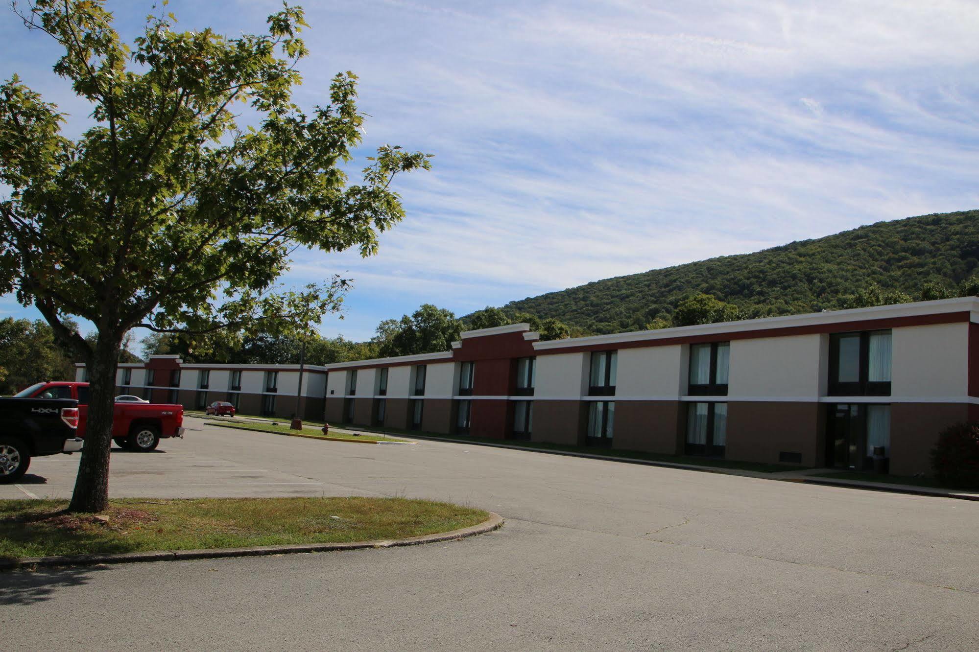 Econo Lodge Inn & Suites Norton Exteriör bild