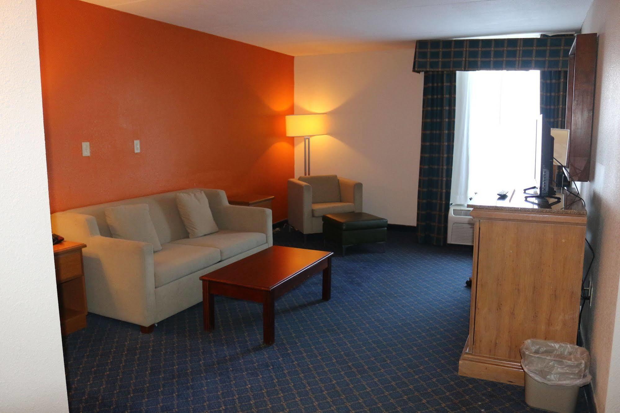 Econo Lodge Inn & Suites Norton Exteriör bild