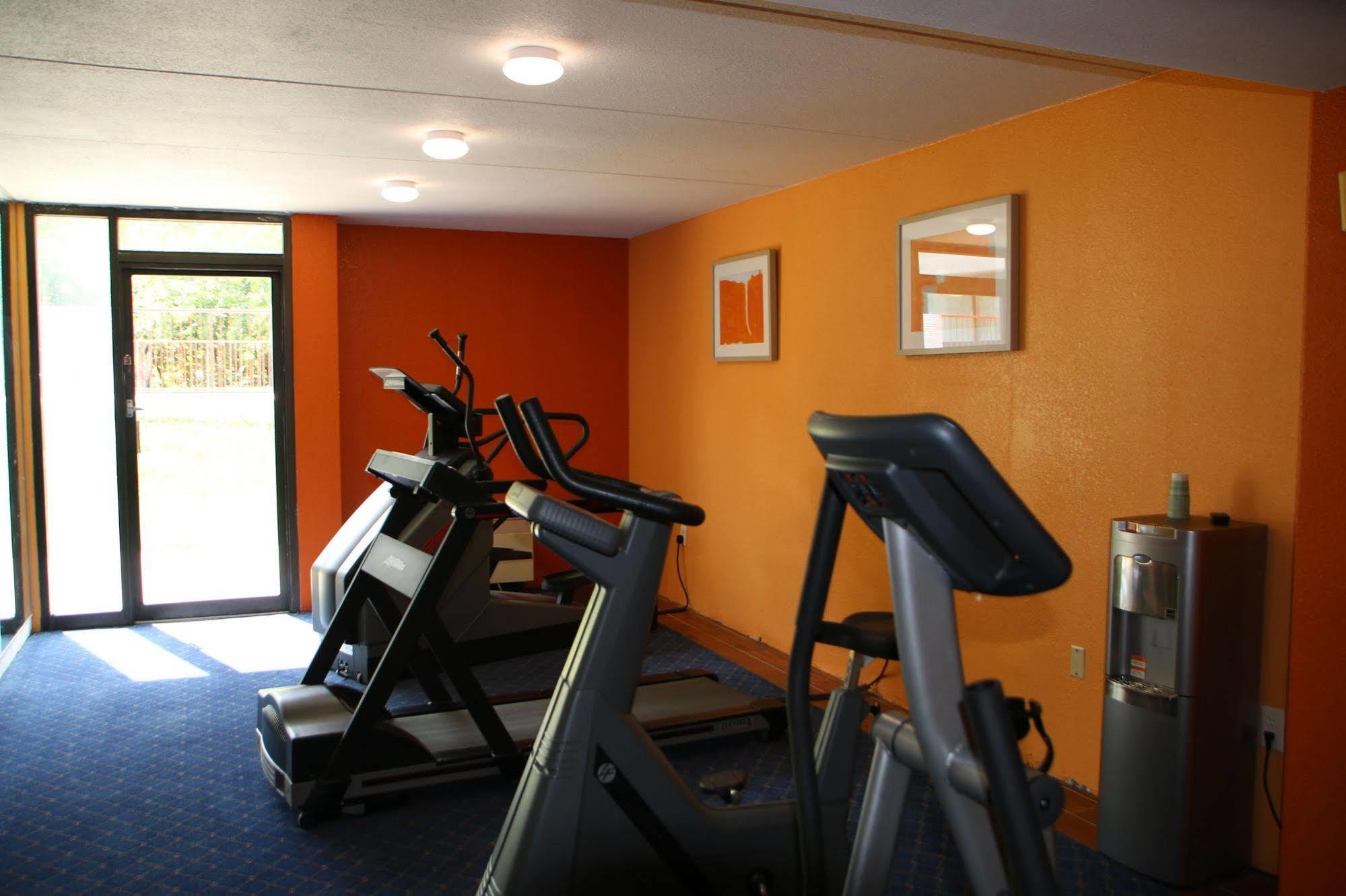 Econo Lodge Inn & Suites Norton Exteriör bild