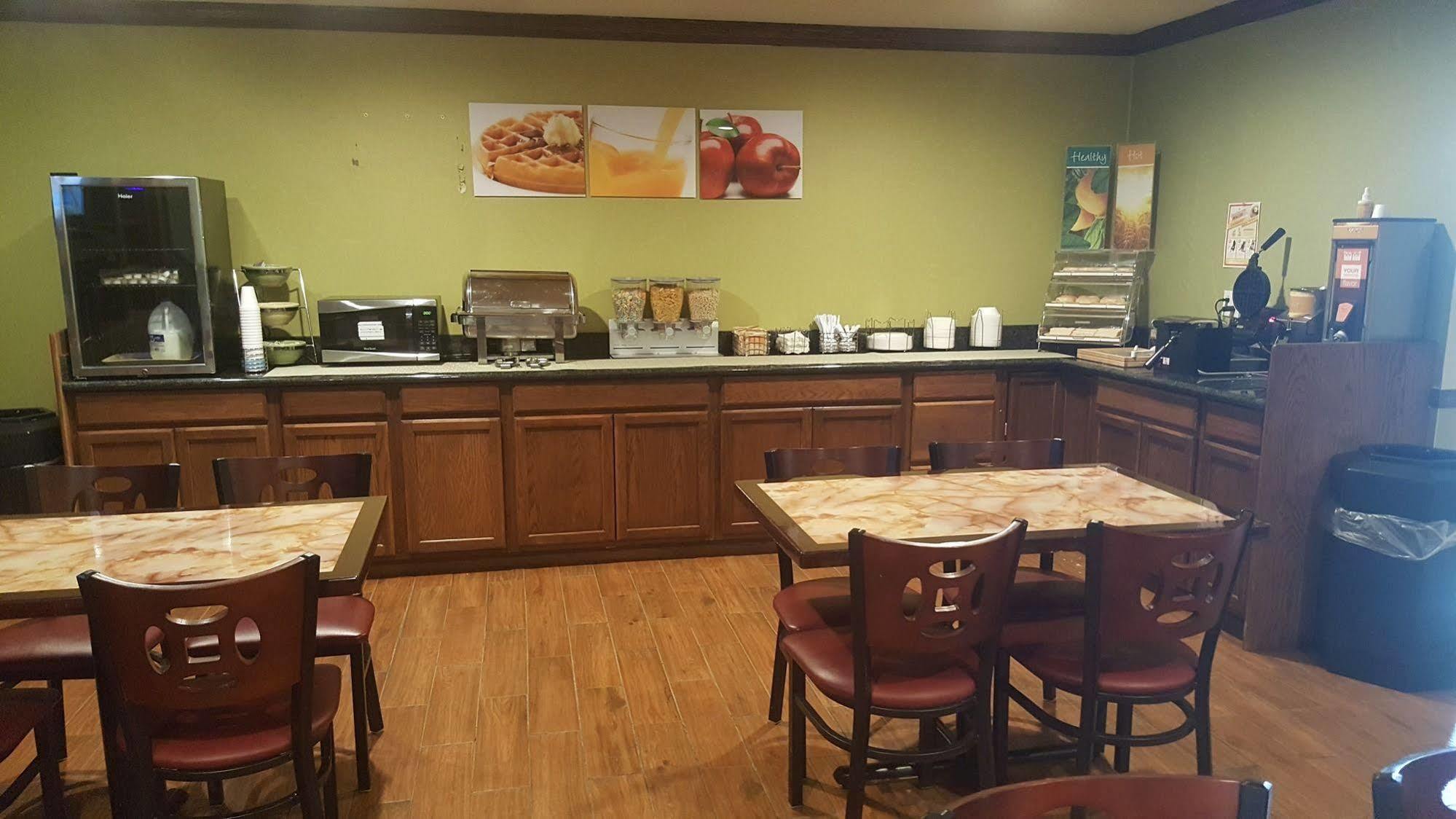 Econo Lodge Inn & Suites Norton Exteriör bild